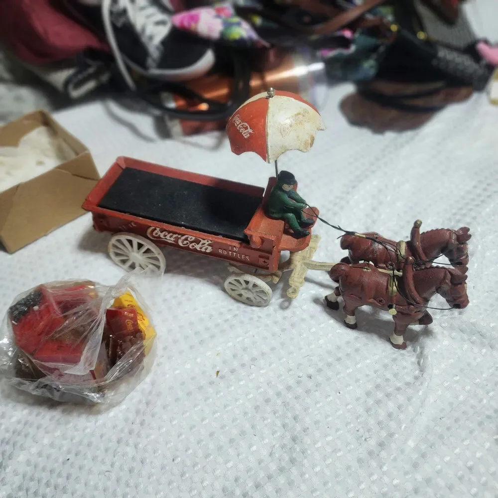 COCA COLA VINTAGE EUC CAST IRON HORSE DRAWN WAGON WITH UMBRELLA & Access